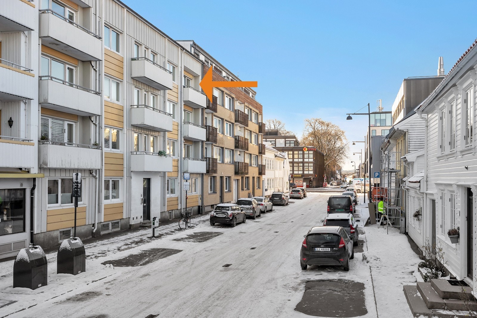 Leiligheten ligger i byggets 4. og øverste etasje Galleribilde