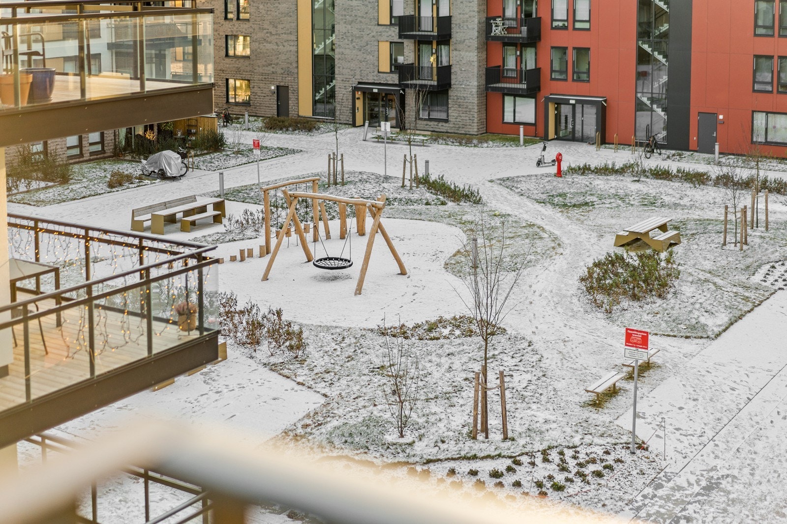 Fra balkongen er det utsyn mot de opparbeidede fellesarealene. Galleribilde