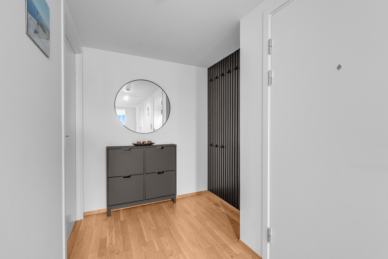 Boligen har en innbydende entré med god plass til å henge fra seg yttertøy. Galleribilde