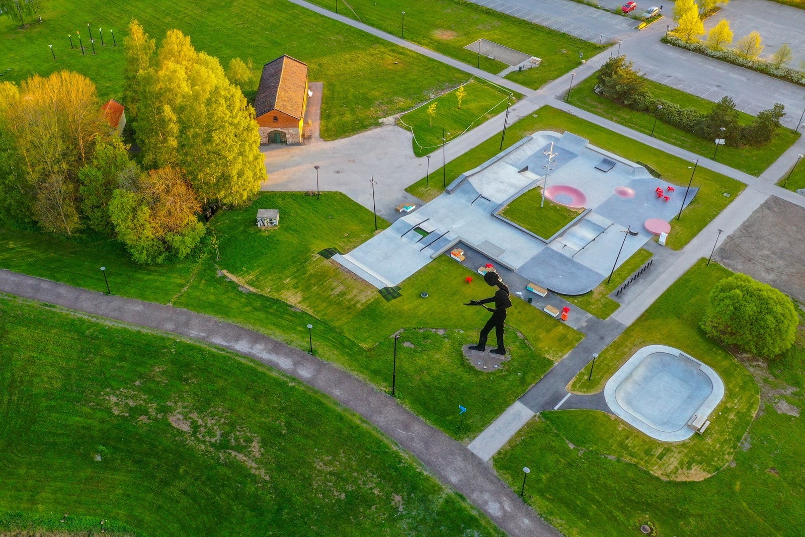 Området byr på mange flotte turområder. Det er noen minutters gange til tursti som går langs Nitelva. Her er det flere flotte skulpturer, skatepark, parkområder, sittegrupper med mer. Galleribilde
