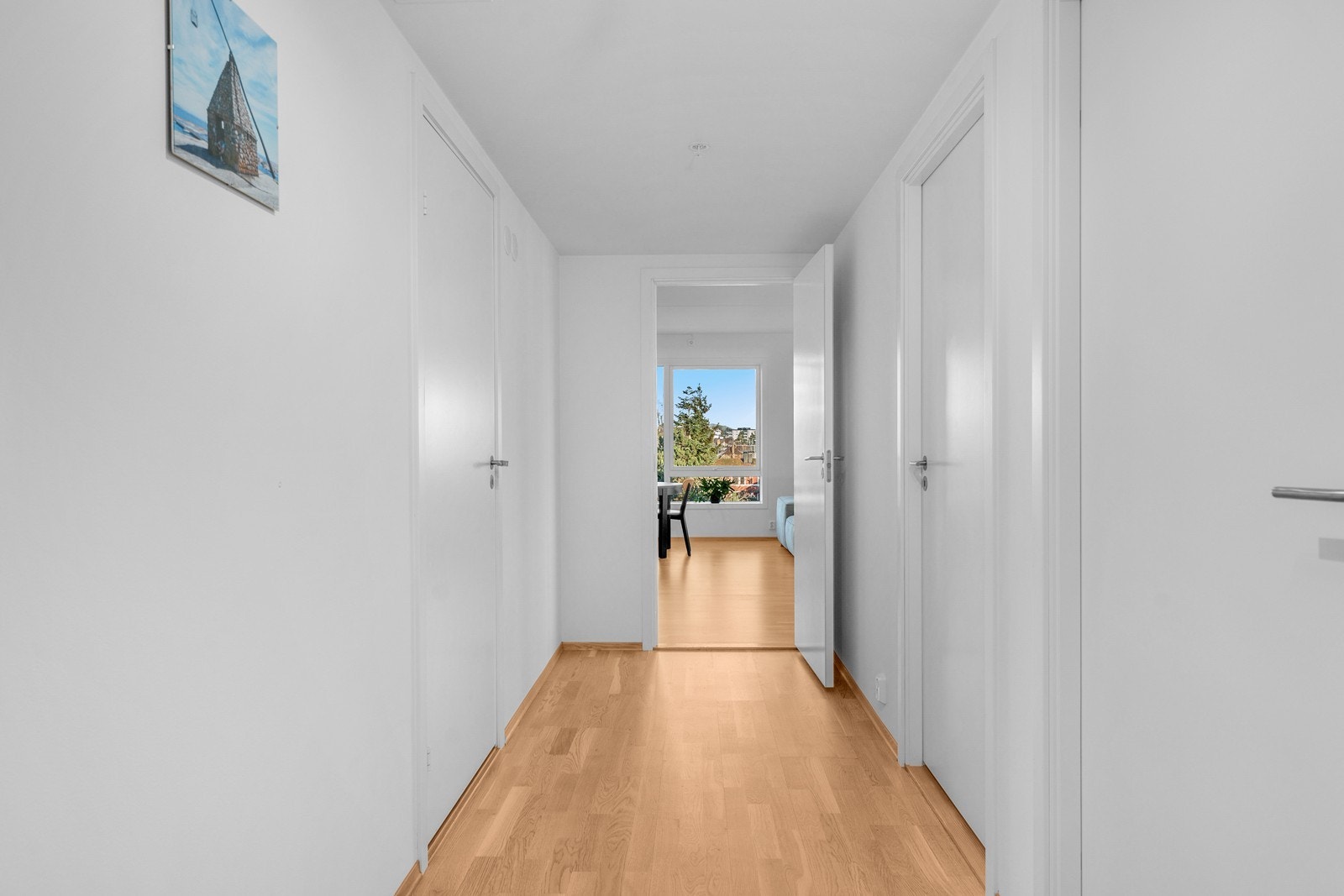 Fra gangen er det inngang til tre soverom, bad samt stue/kjøkken. Galleribilde