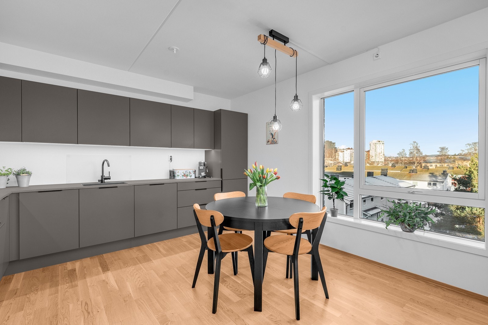 Leiligheten har et meget moderne kjøkken, med mye benk- og skapplass. Galleribilde