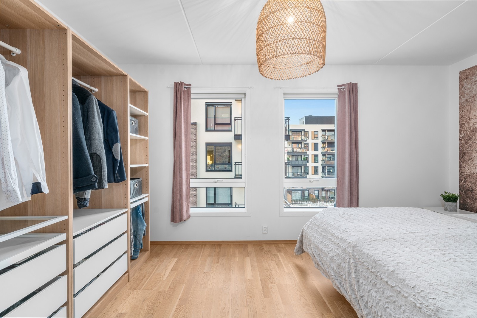 Hovedsoverommet har god plass til dobbeltseng med tilhørende nattbord. Galleribilde