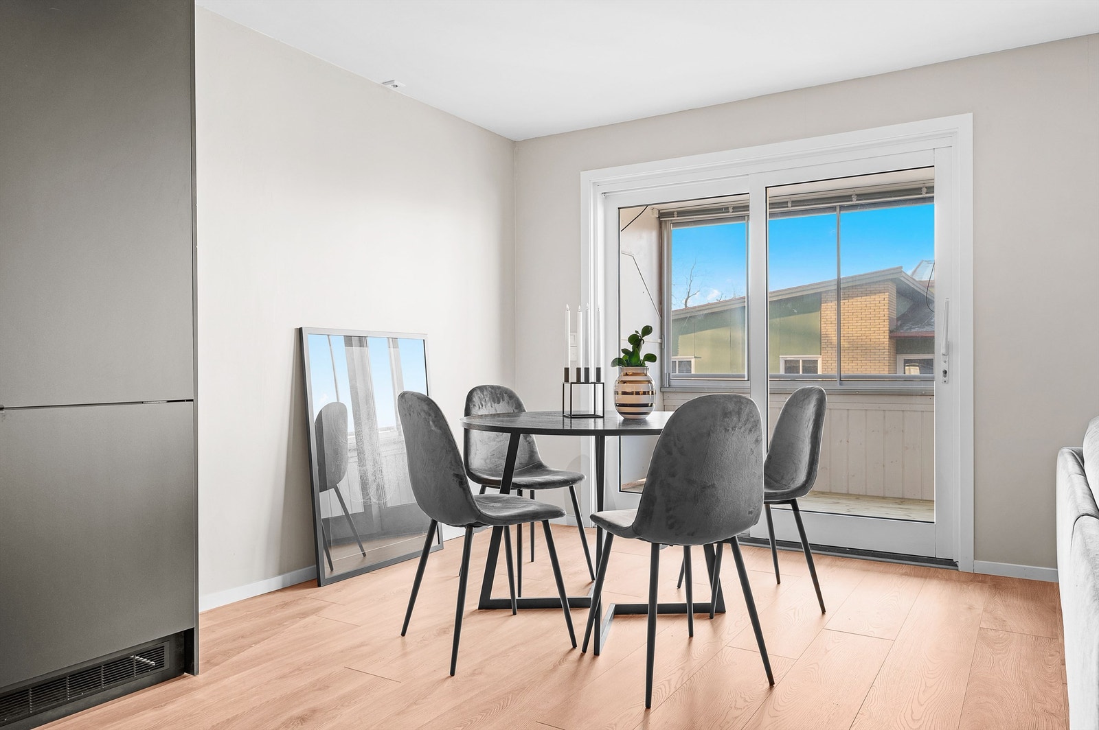 Fra stuen er det direkte adkomst til innglasset balkong via skyvedør. Galleribilde