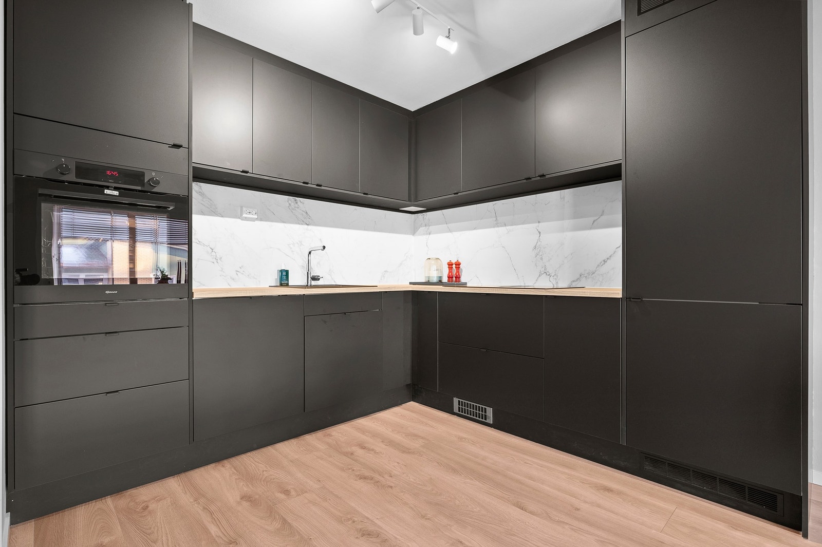 Ny og moderne kjøkkeninnredning i sort matt utførelse fra System Kjøkken. Galleribilde