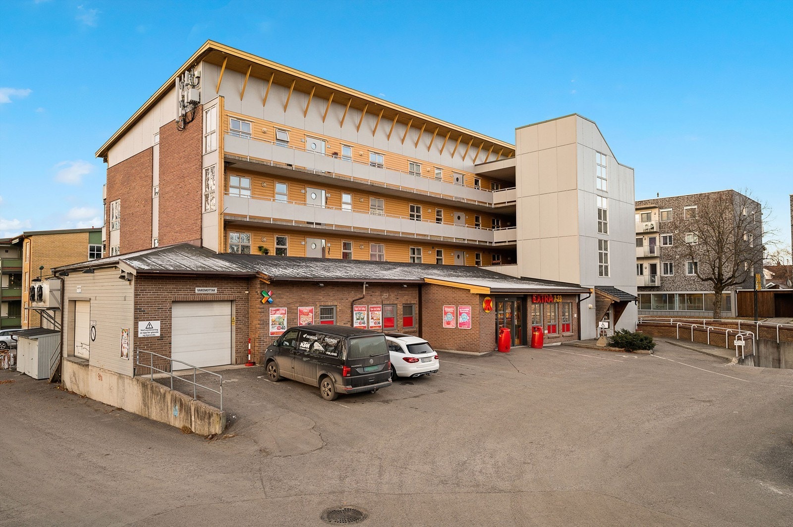 Nærmeste dagligvarebutikk har du i umiddelbar nærhet, og ligger i bygningens 1. etasje. Galleribilde