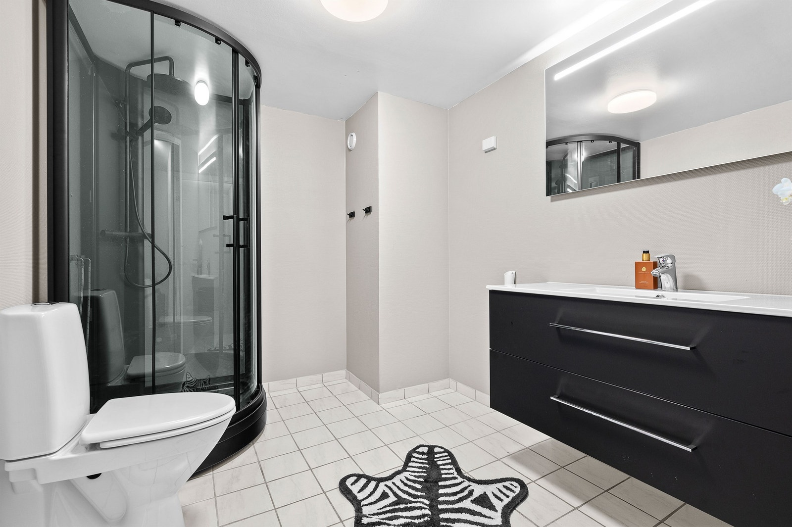 På badet er det satt inn ny baderomsinnredning med heldekkende servant og to romslige skuffer. Galleribilde