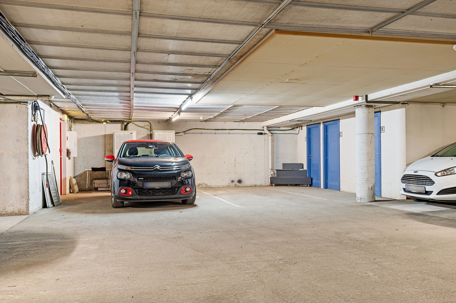 Fast biloppstillingsplass i felles garasjeanlegg med opplegg for lading av elbil. Galleribilde