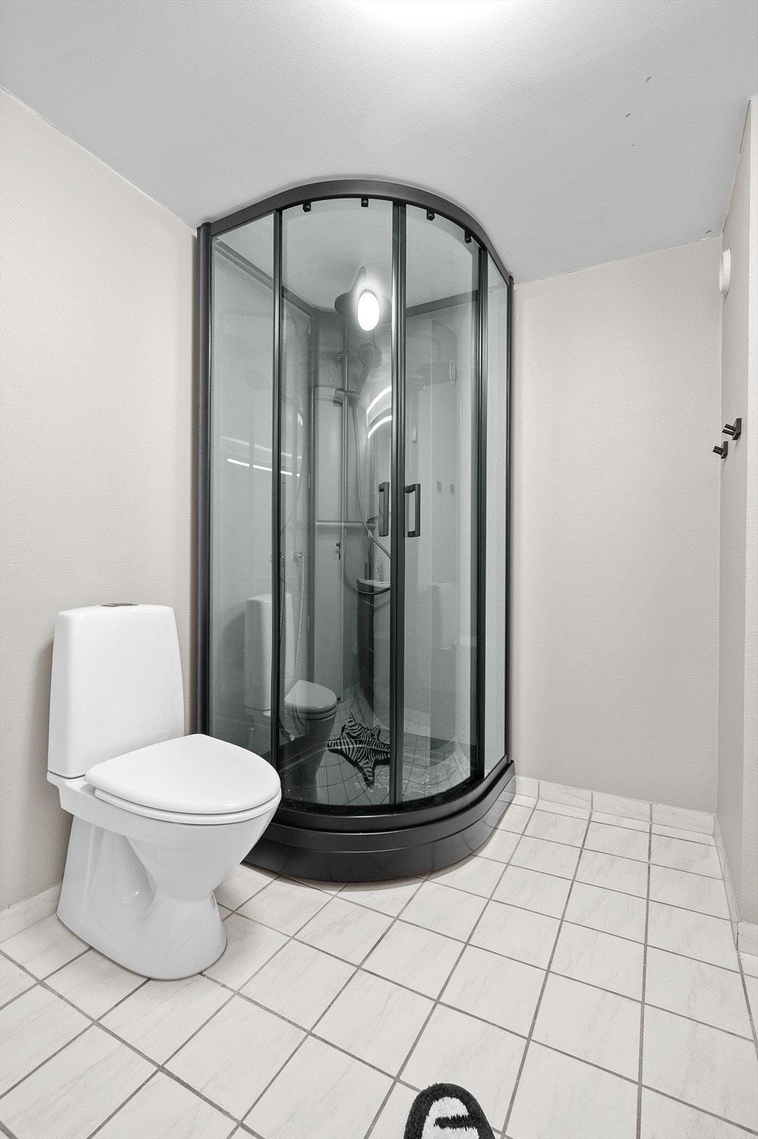 Badet har flislagt gulv med varmekabler. Galleribilde
