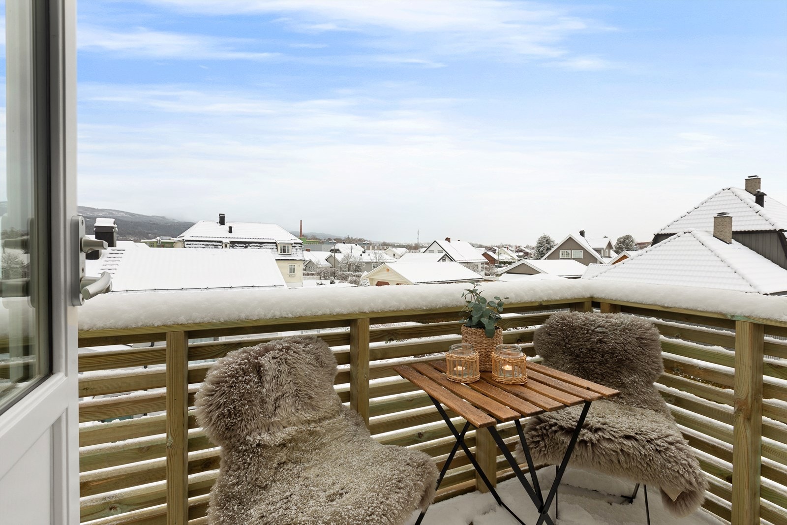 Fra stuen er det utgang til solrik veranda, denne er oppgradert med nye terrassebord og nytt rekkverk. Galleribilde