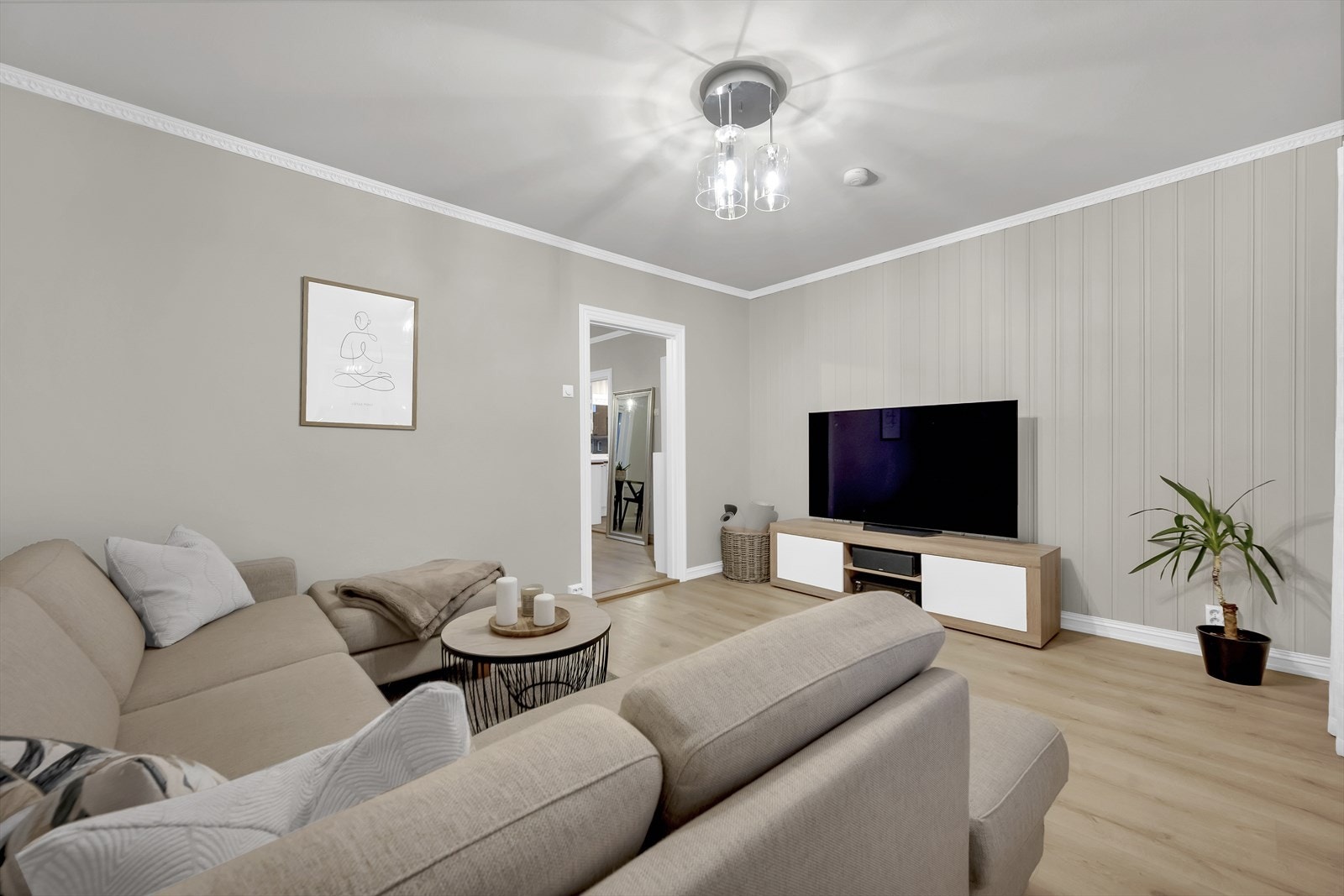 Boligen har vannbåren varme tilknyttet radiatorer, og varmtvann, fyring og tv/internett inkl. i felleskostnadene. Galleribilde