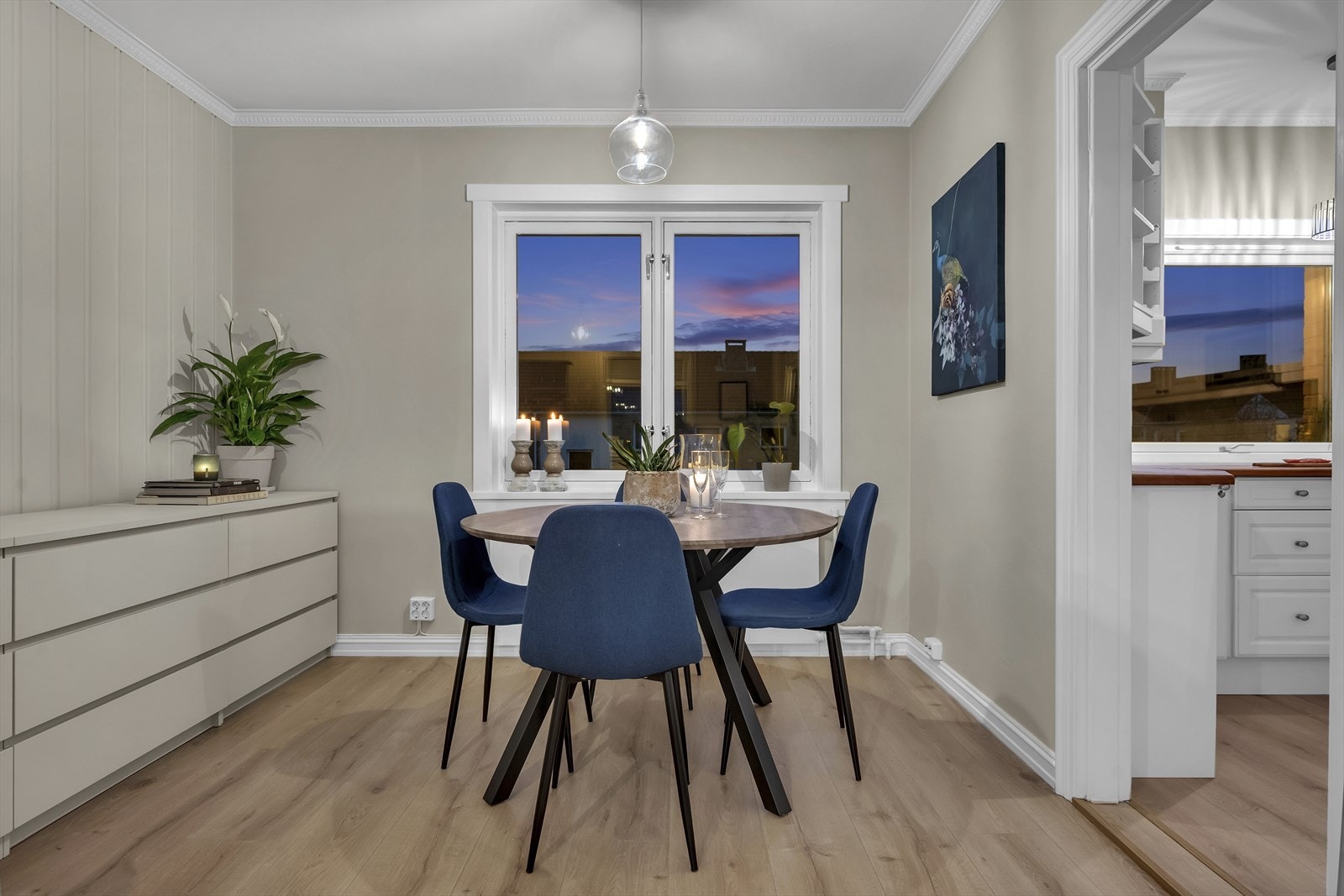 Leiligheten er gjennomgående, og byr på delikate og gjennomførte farge- og interiørvalg. Galleribilde