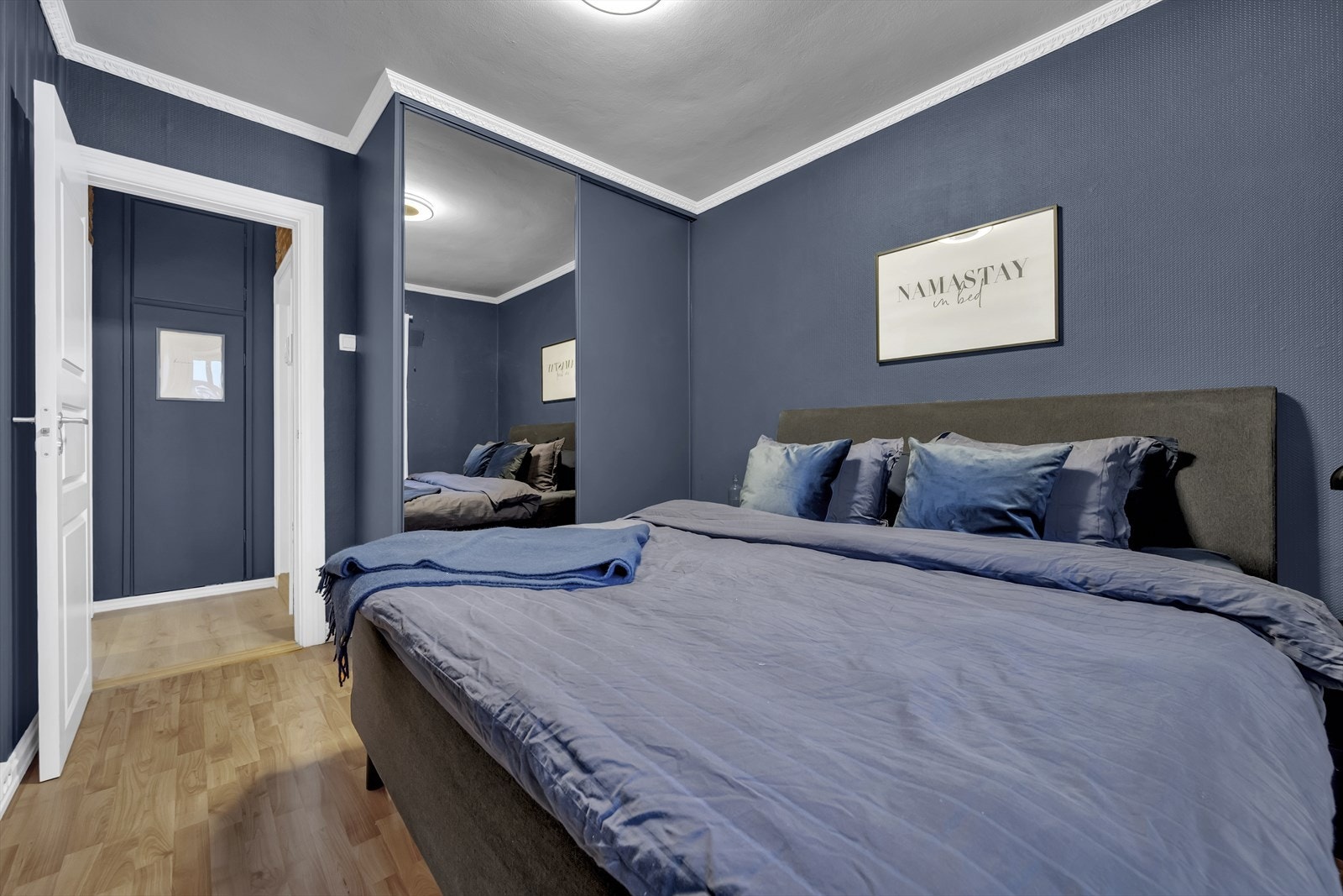 Soverommet er malt i en meget behagelig og lun deco blue som bidrar til god nattesøvn. Det er også god plass til en ekstra kommode om man har behov for mer oppbevaring. Galleribilde