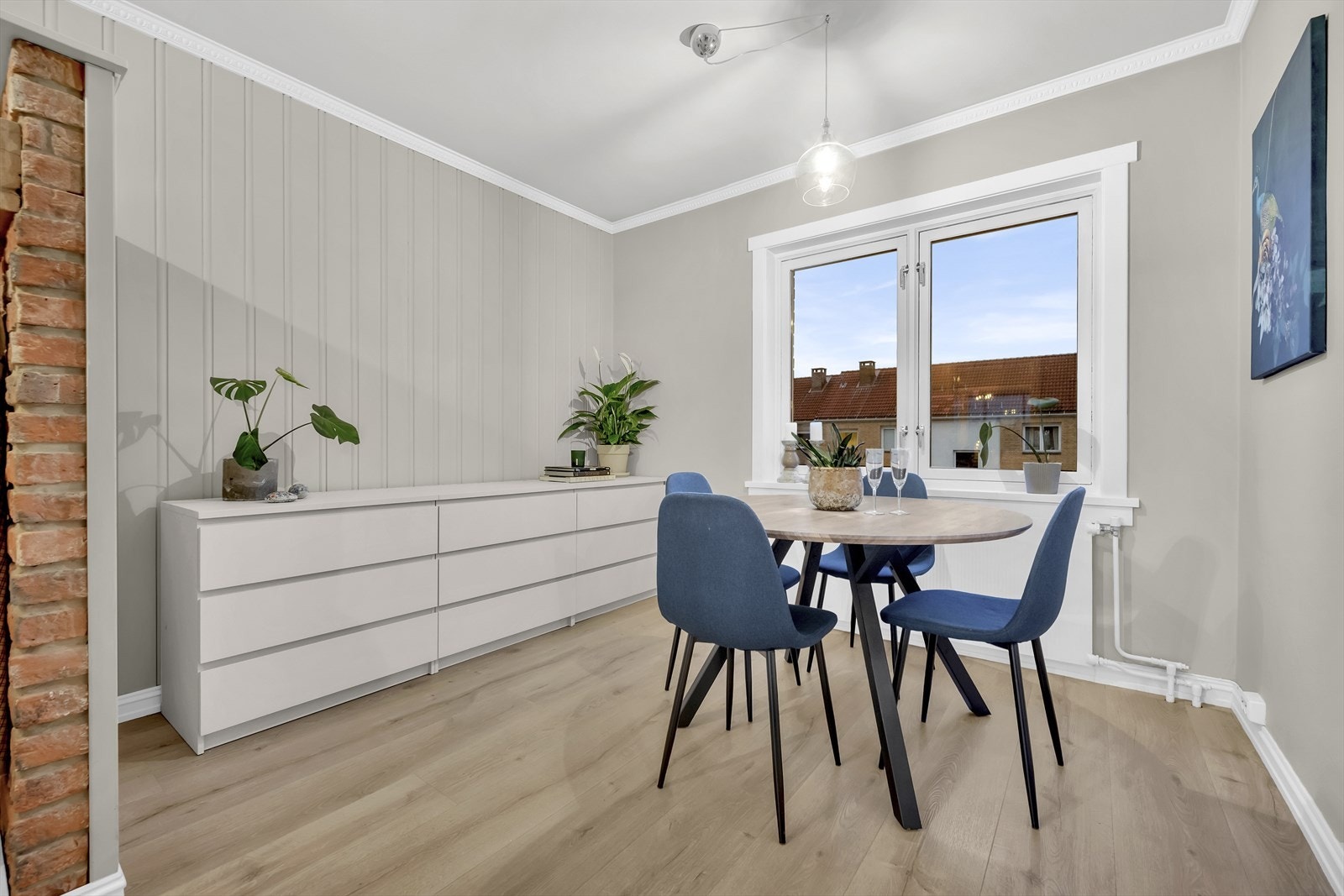 Spisestuen er plassert perfekt til like ved kjøkkenet. Her er det god plass til stor spisegruppe hvor du kan invitere venner og familie til et deilig måltid. Galleribilde