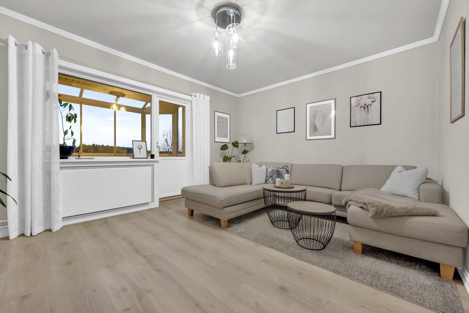 Leiligheten byr på en romslig og delikat stue med god plass til en stor sofagruppe. Galleribilde