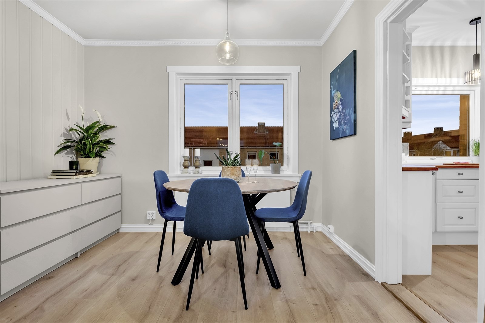 Her er det flere naboer som har satt opp en vegg med dør for å få et ekstra soverom. Galleribilde