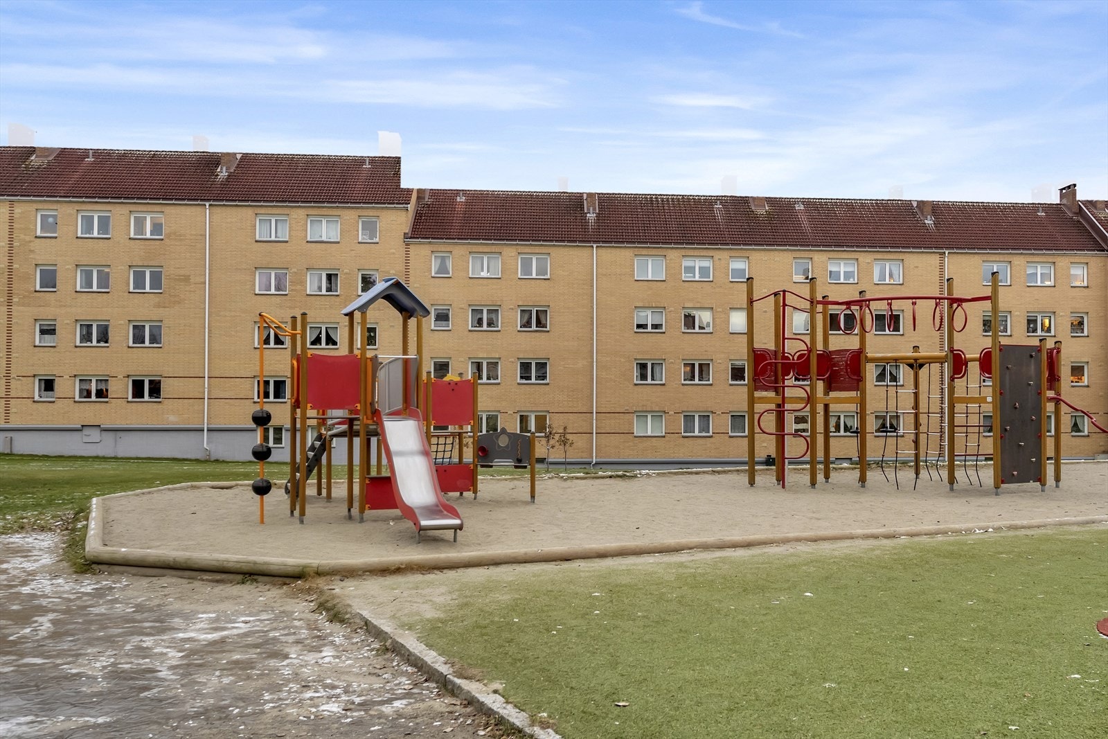 I fellesområde er det en stor og barnevennlig lekeplass hvor de minste kan leke i trygge omgivelser. Galleribilde