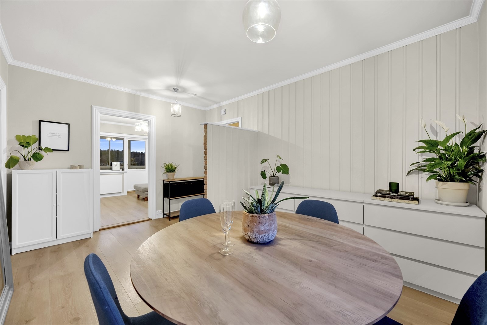 Det medfølger en loftsbod med gulvflate på ca. 8 m² og en kjellerbod på ca. 5 m². Galleribilde