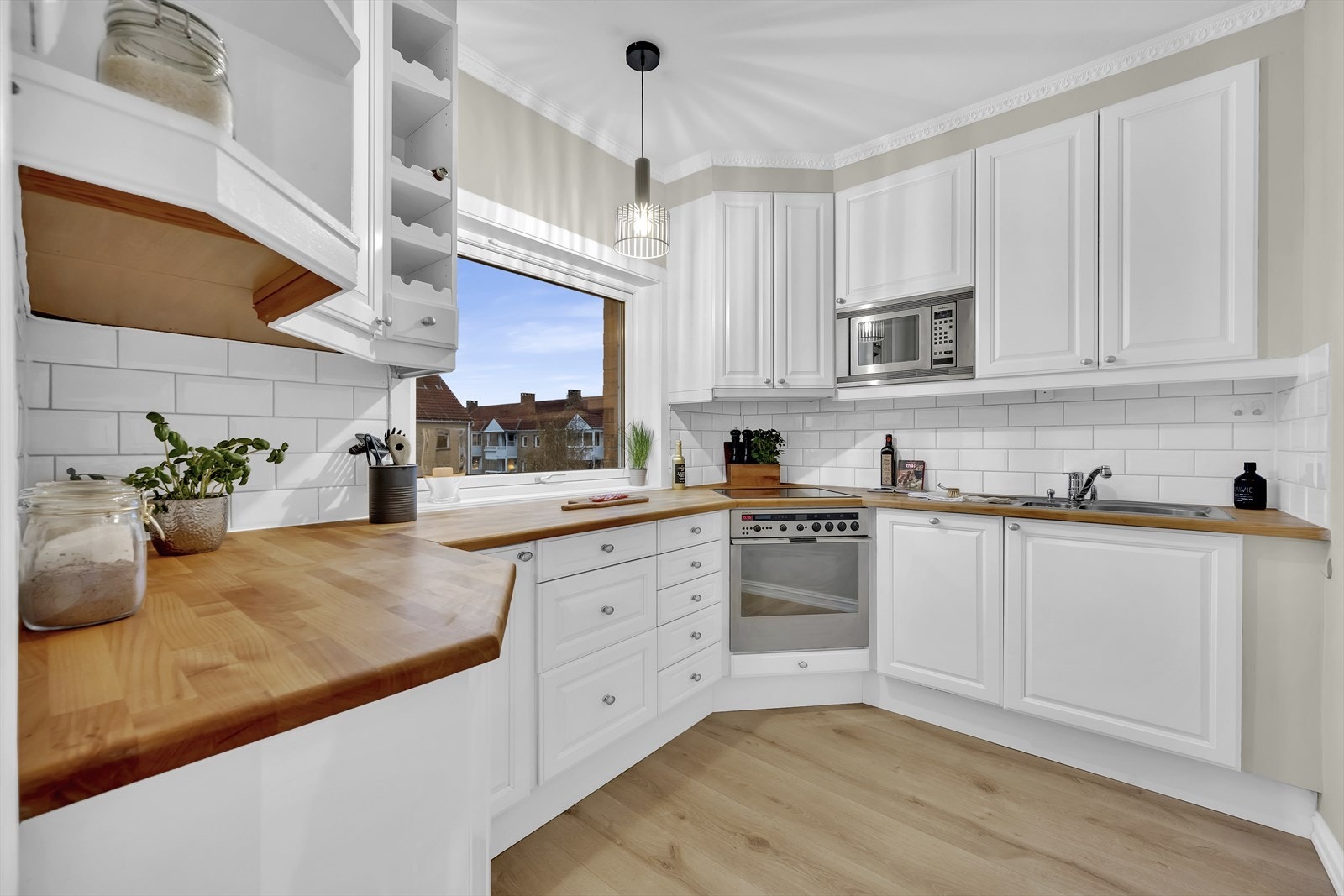 Kjøkkeninnredningen består av profilerte fronter og heltre benkeplate med nedfelt vask- og skyllekum. Galleribilde