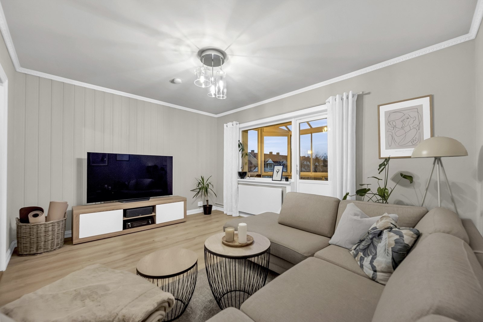 Balkongdør og vinduer med 2-lags isolerglass, laminat gulv. Galleribilde