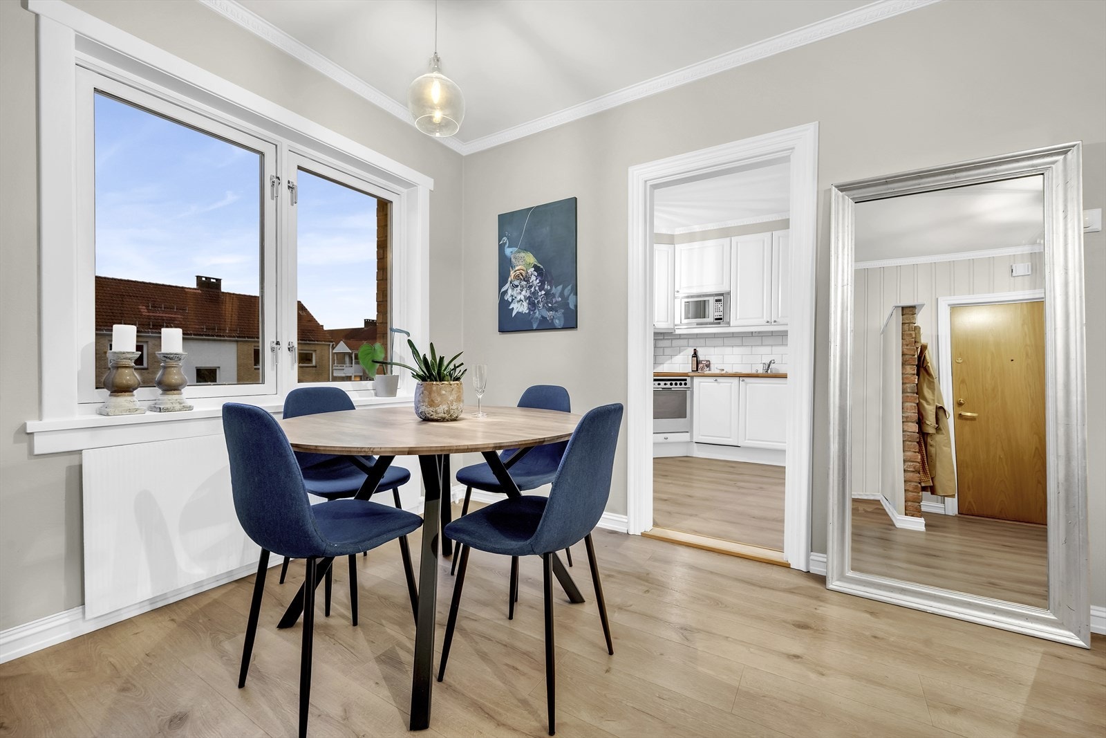 Siden kjøp har eier revet av tapet i stue og spisestue, malt og sparklet sprekker og vegger. Det er lagt nytt gulv i entré, stue, spisestue, mellomgang og kjøkken. Galleribilde