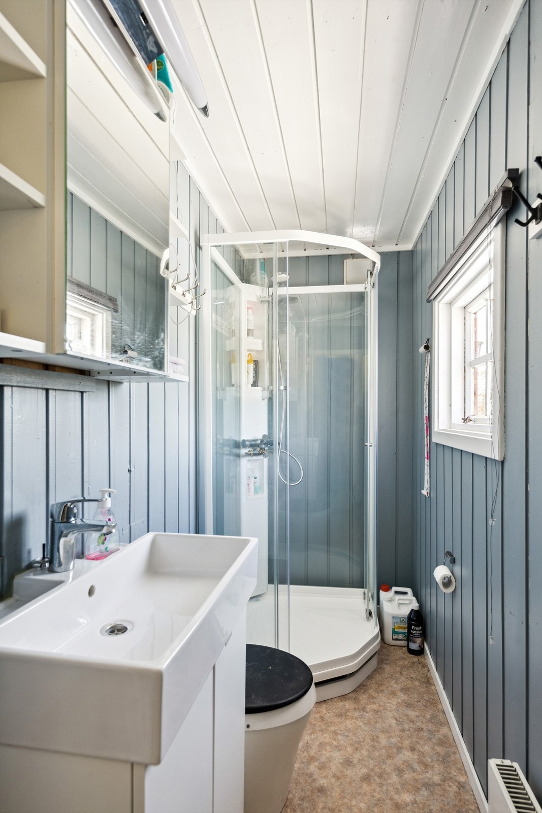 Badet har dusjkabinett og snurredo. Galleribilde