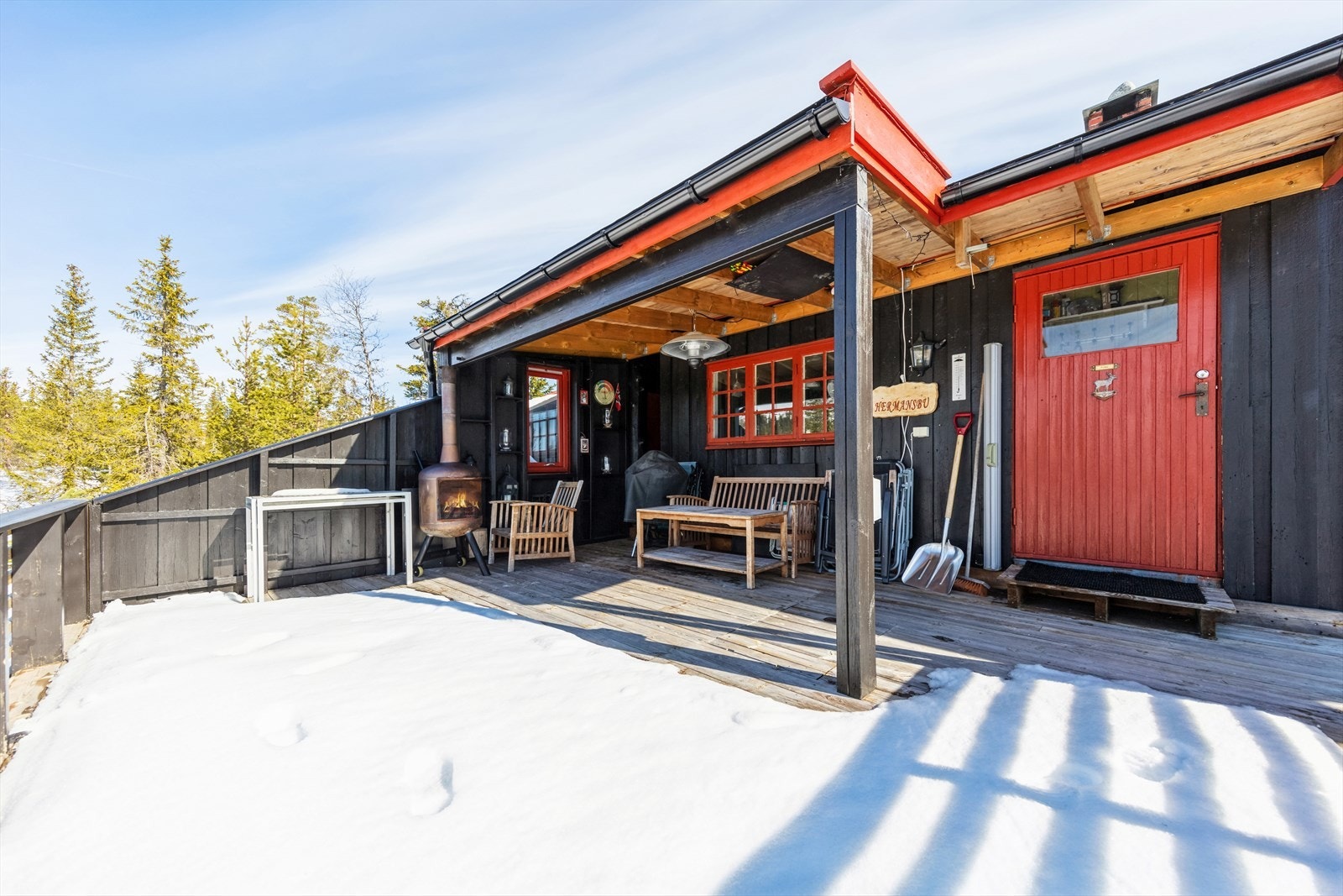 Stor veranda i forbindelse med inngangspartiet. Galleribilde