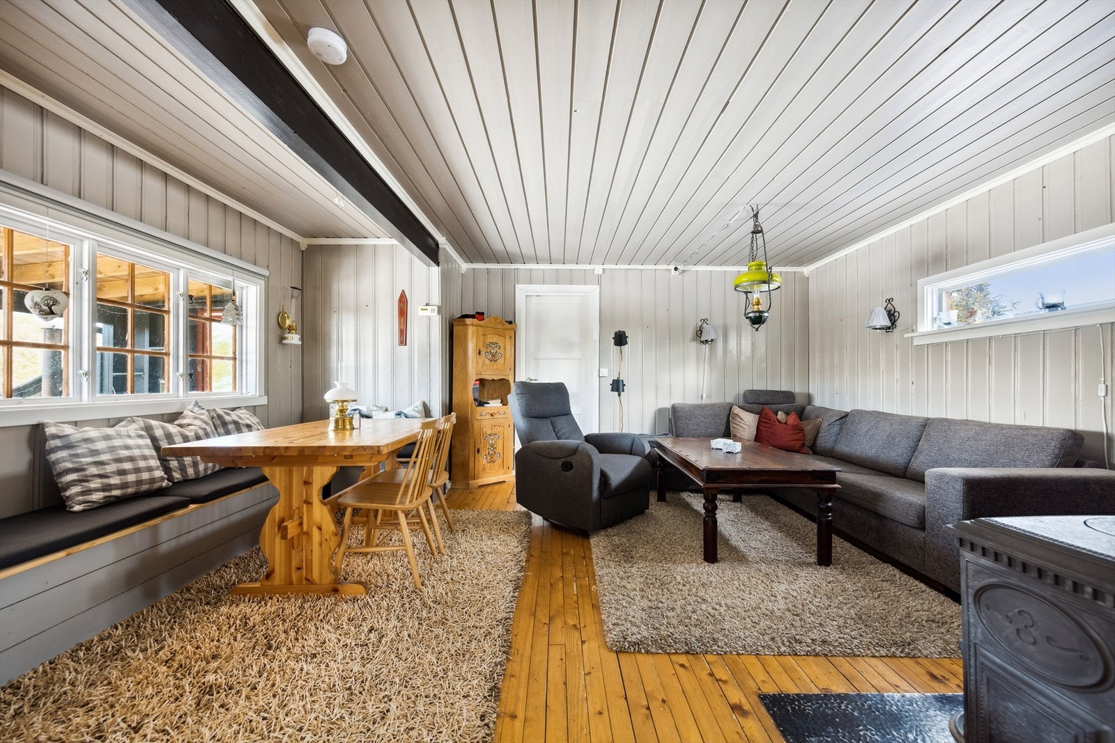 Lys og koselig stue med sofagruppe og spiseplass. Galleribilde
