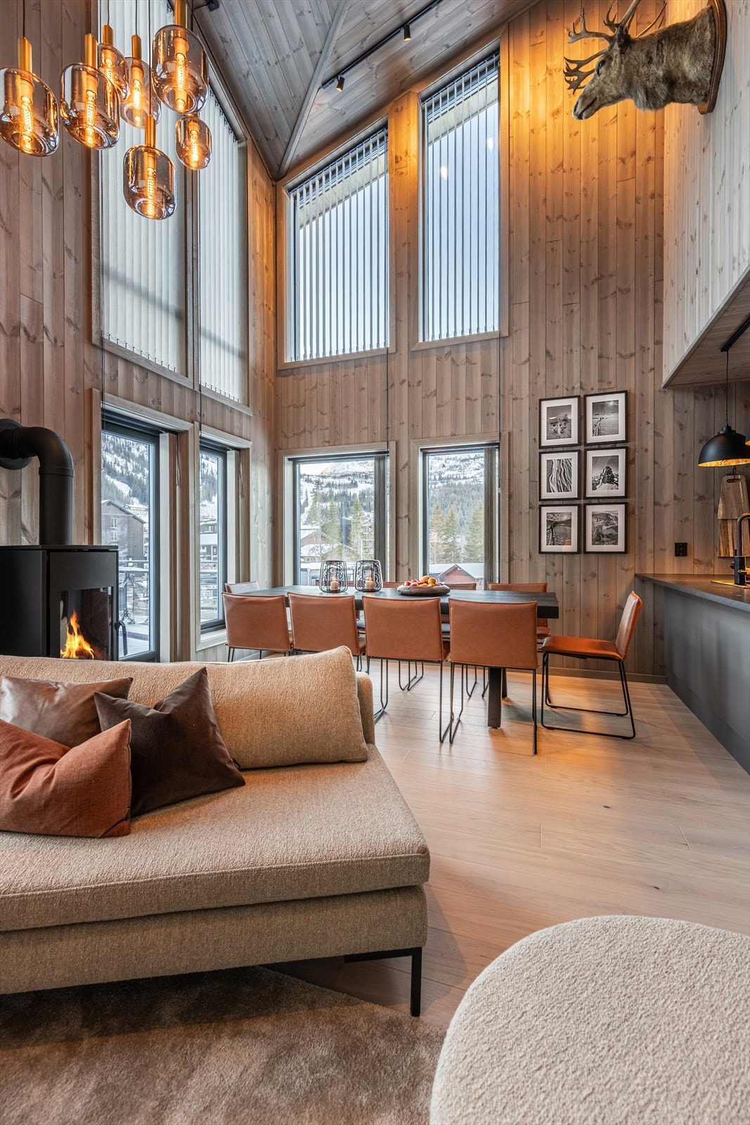 Luftig og høyt under taket i toppleiligheten i Fjellnest. (Foto fra D301) Galleribilde