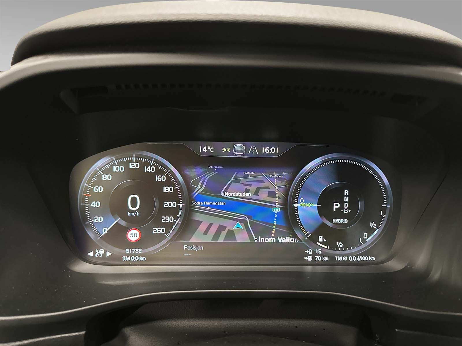 Heldigitalt førerdisplay som viser navigasjon og siste avleste hastighets skilt