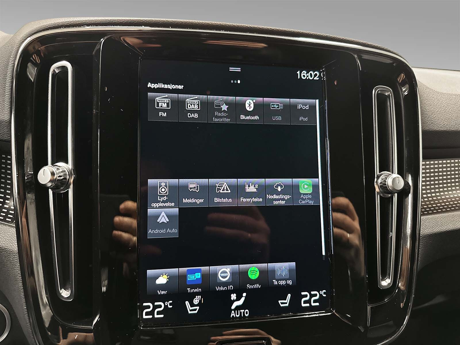 Android Auto og Apple CarPlay er på plass