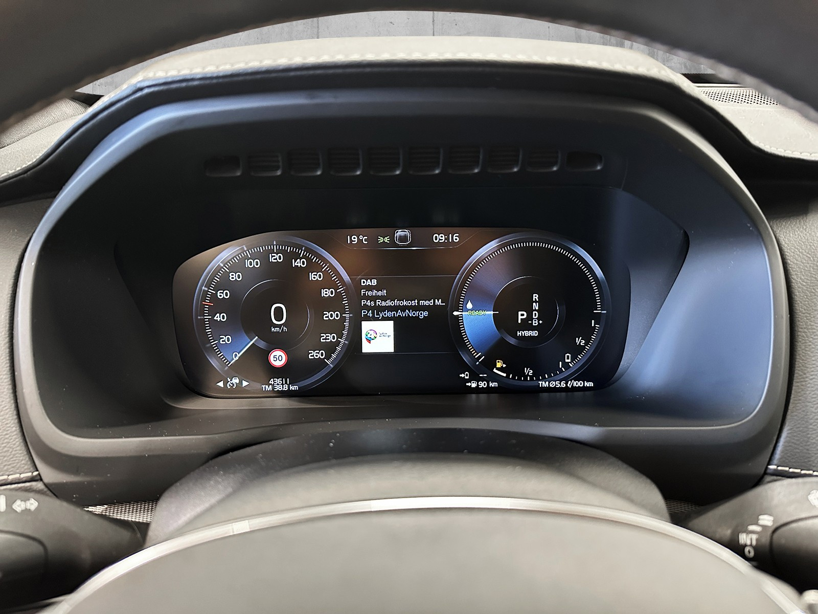 I bilens speedometer får du opp mer enn bare hastighet og turtall.