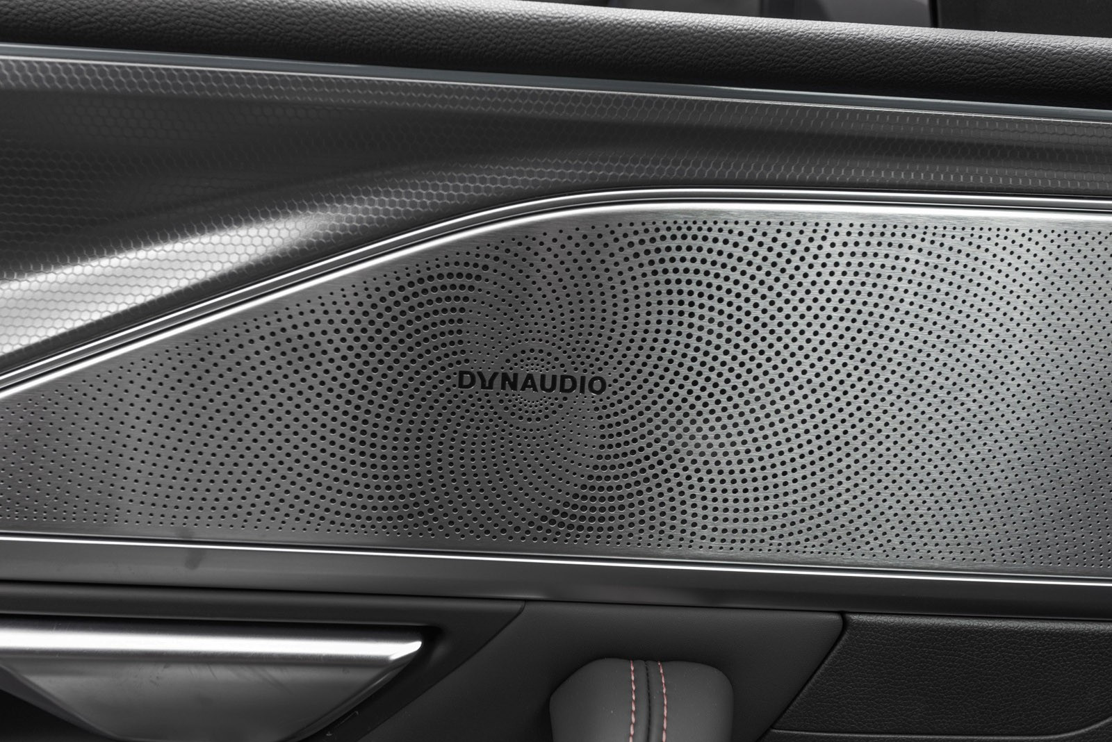 Bilens stereoanlegg kommer fra anerkjente Dynaudio og kommer med hele 600watts 18 høytalere, så musikken er til å ta og føle på!!
