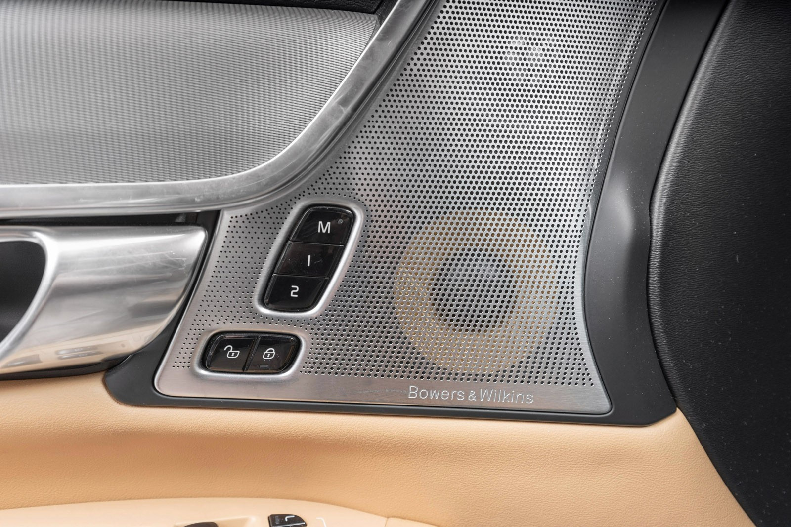Bilen er utstyrt med verdens flotteste lyd fra verdenskjente hifi-produsent Bowers & Wilkins - det beste av det beste
