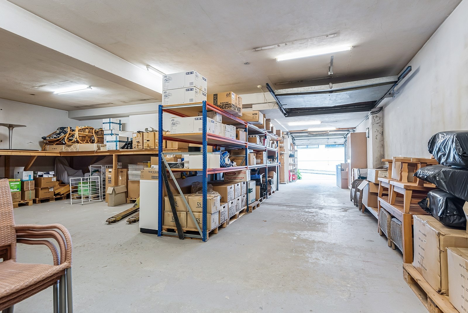 Lagerlokale med port i gateplan Galleribilde