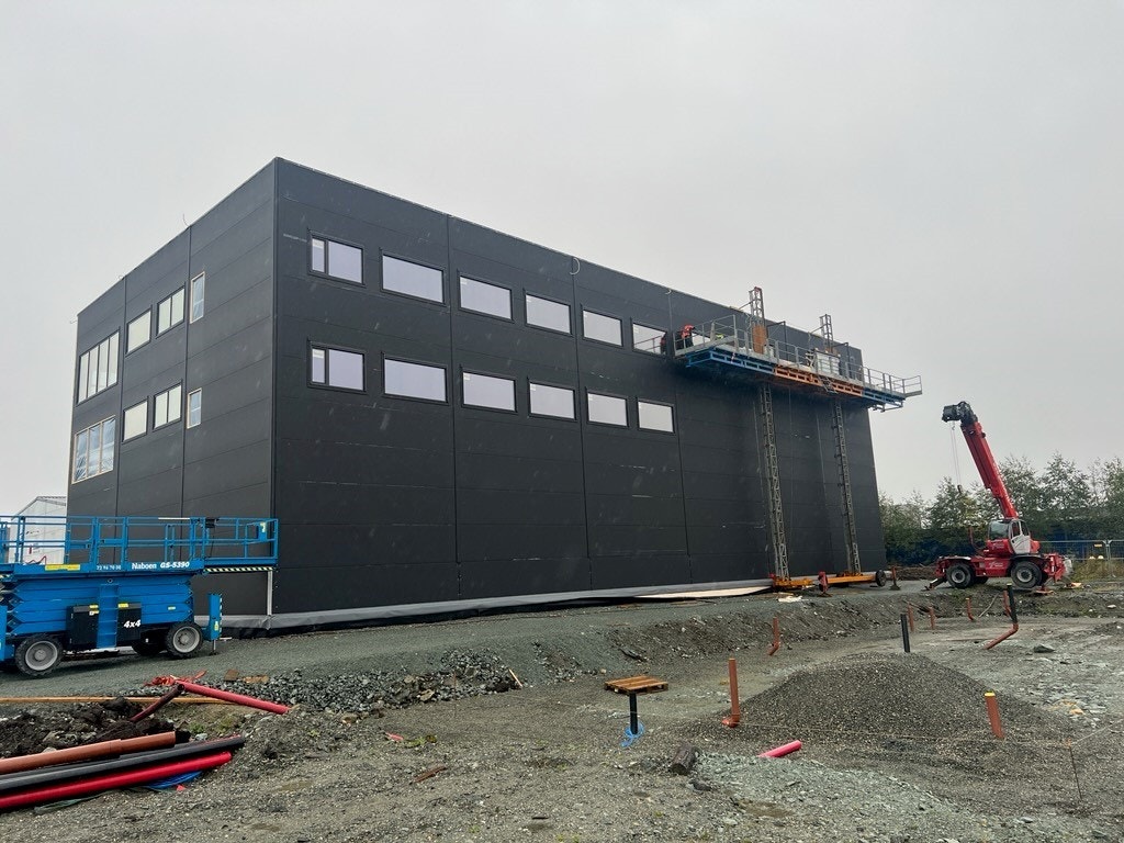Fasade ferdigstilles Galleribilde