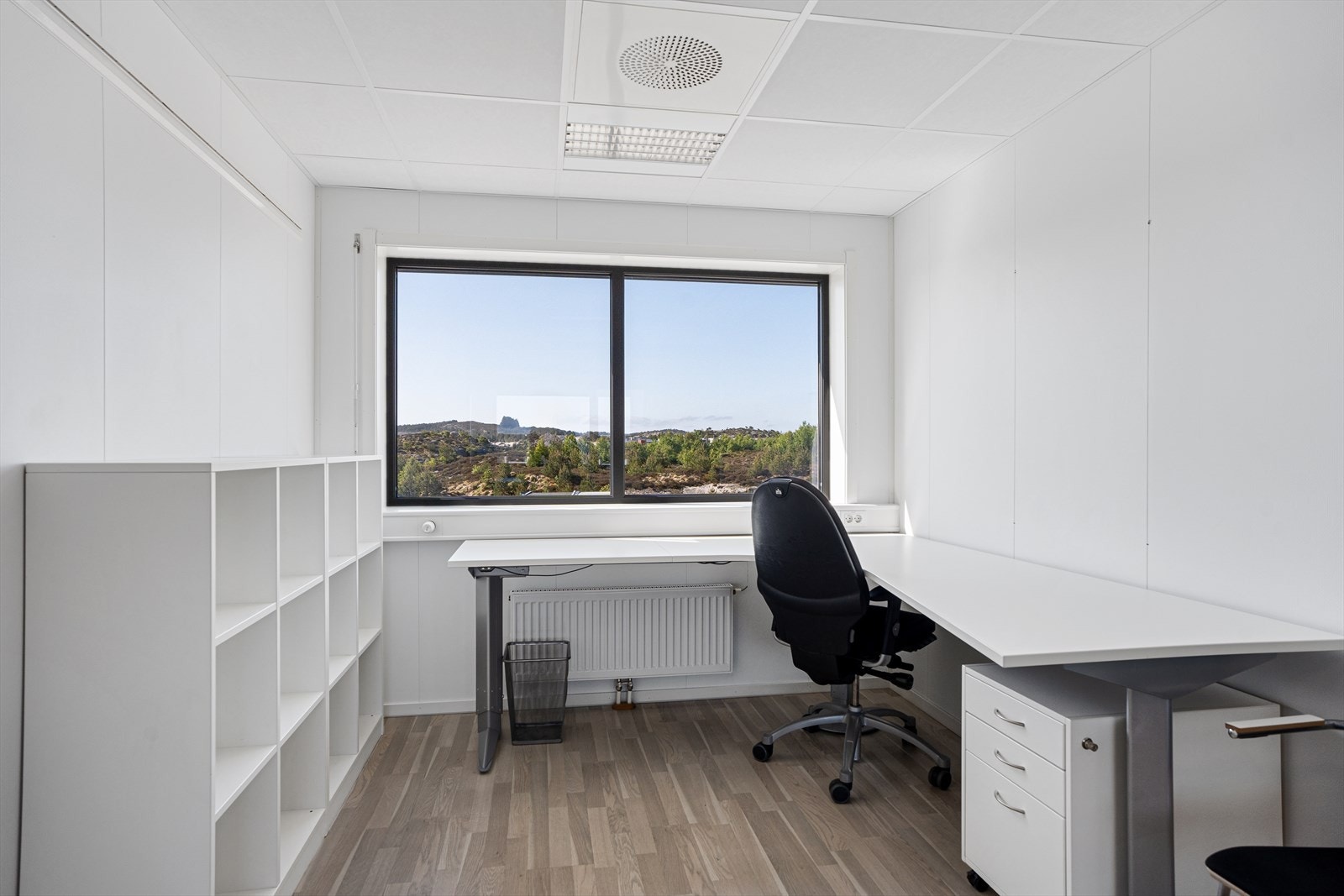 Lyse kontorer med mye dagslys. Galleribilde