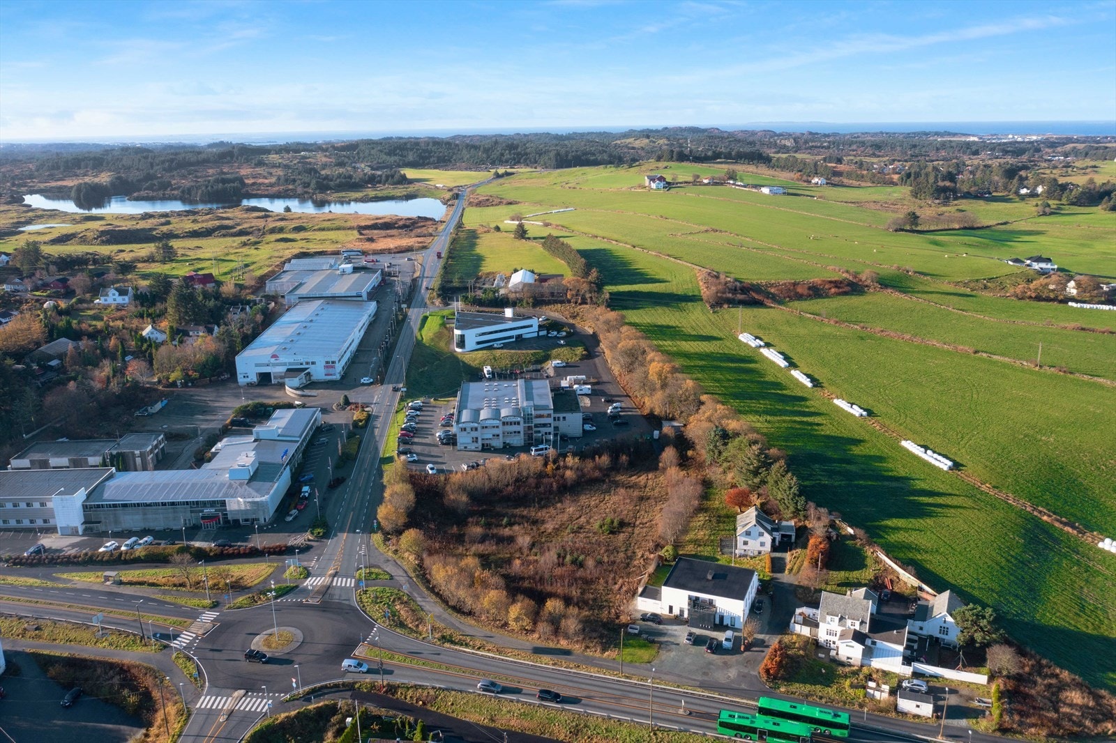 Tomten ligger i flyplasskrysset Galleribilde