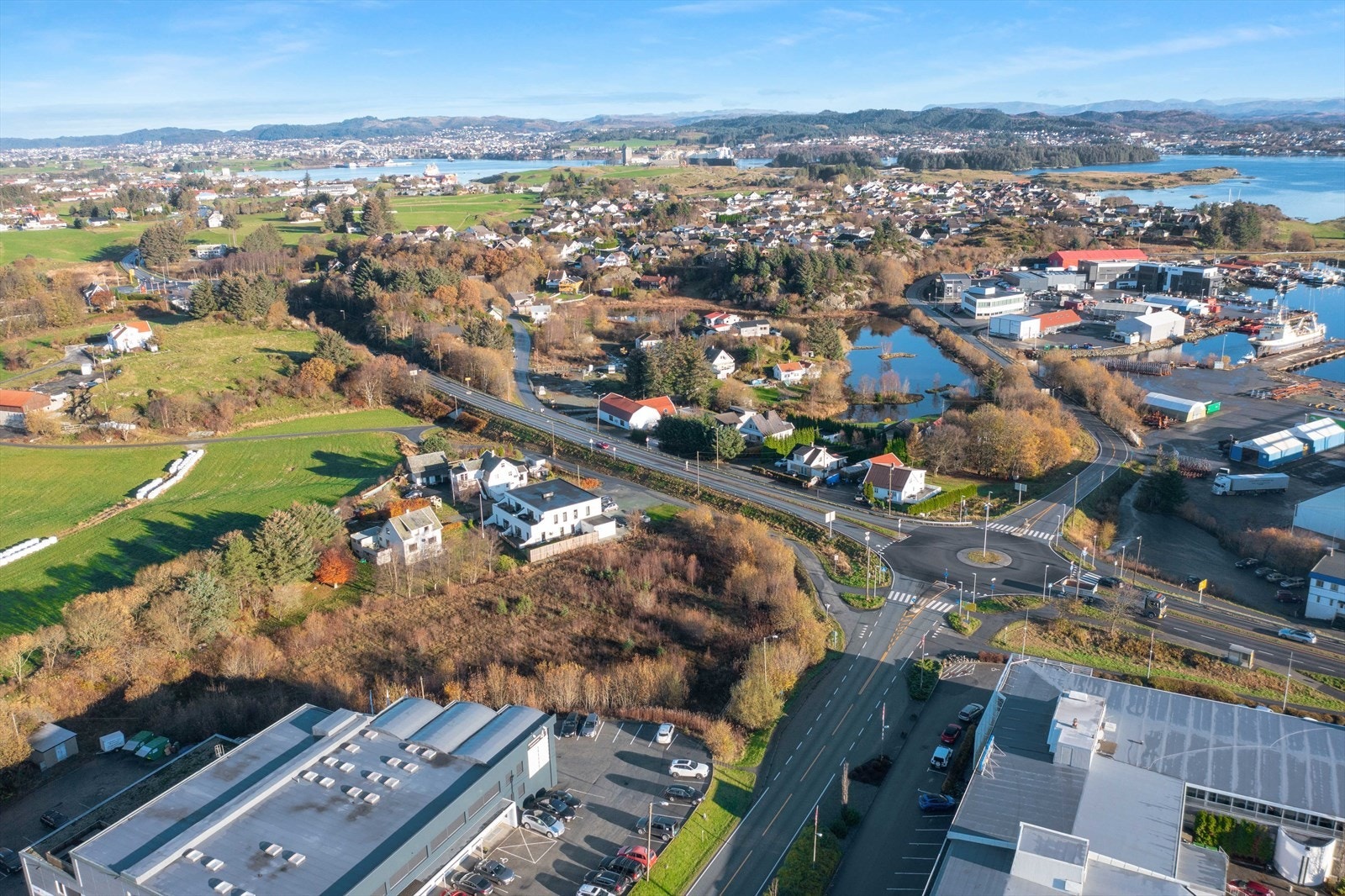 Tomten ligger i krysset til Husøy Industri og fiskerihavn Galleribilde