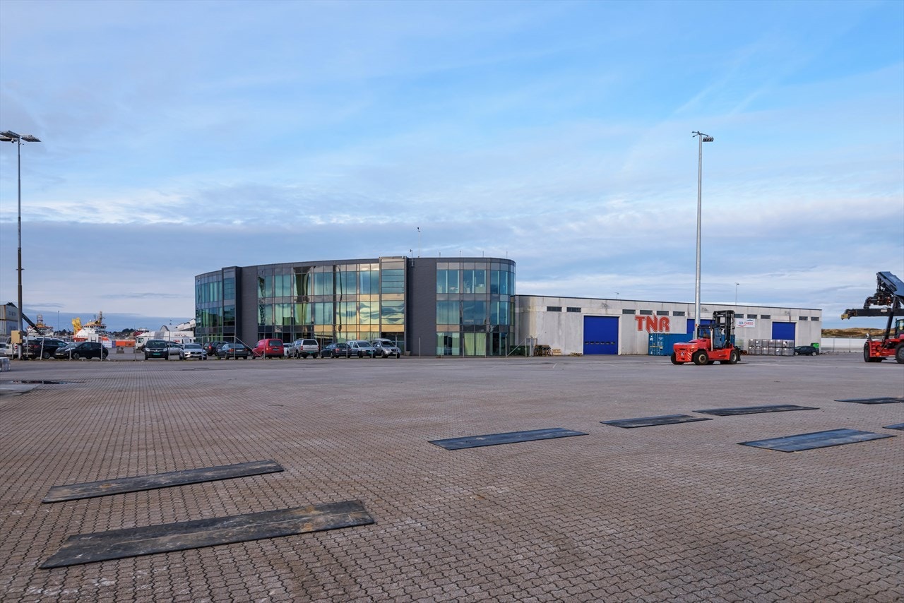 Moderne kontorlokaler ved trafikkert havn. Galleribilde