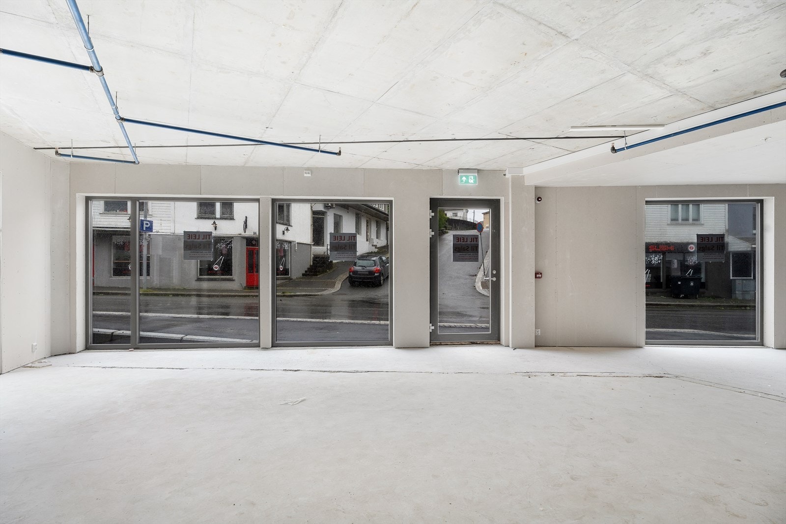 Store vindusflater gir god eksponering og mye lys inn. Galleribilde