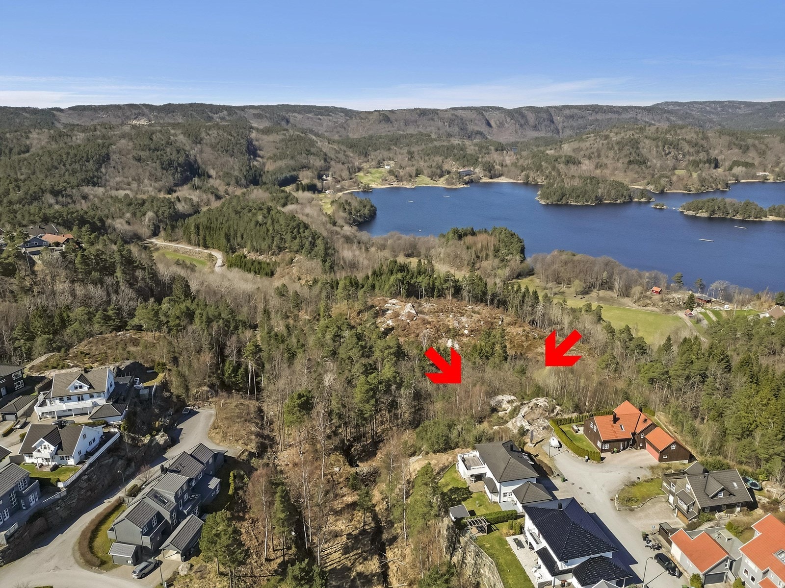 Tomten ligger helt i enden av en blindvei med flott utsikt og grense til Jegersberg og nydelig utsikt til Gillsvann. Galleribilde