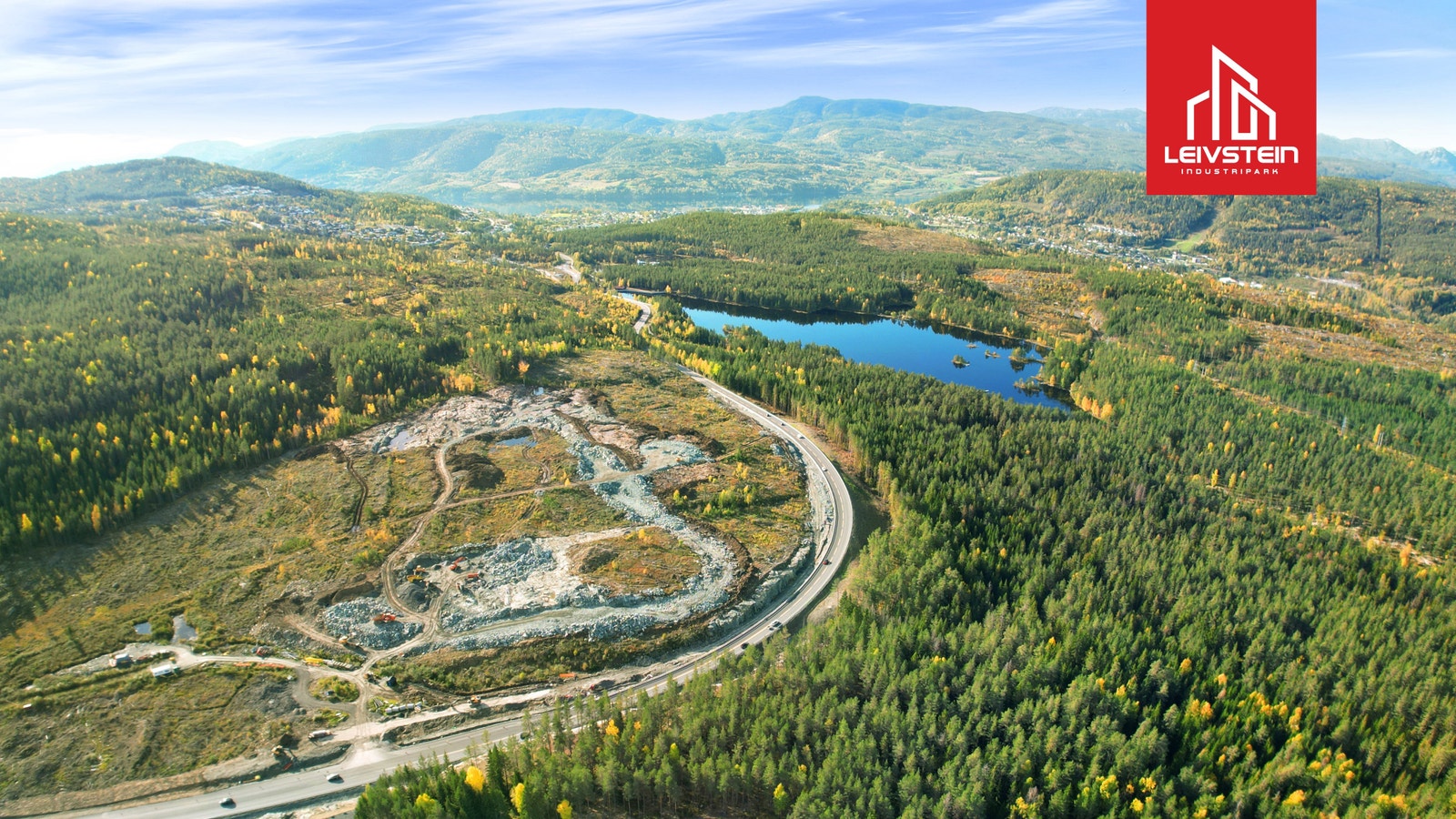 Naturskjønt landskap med nærhet til vann, skog og fjell. Galleribilde
