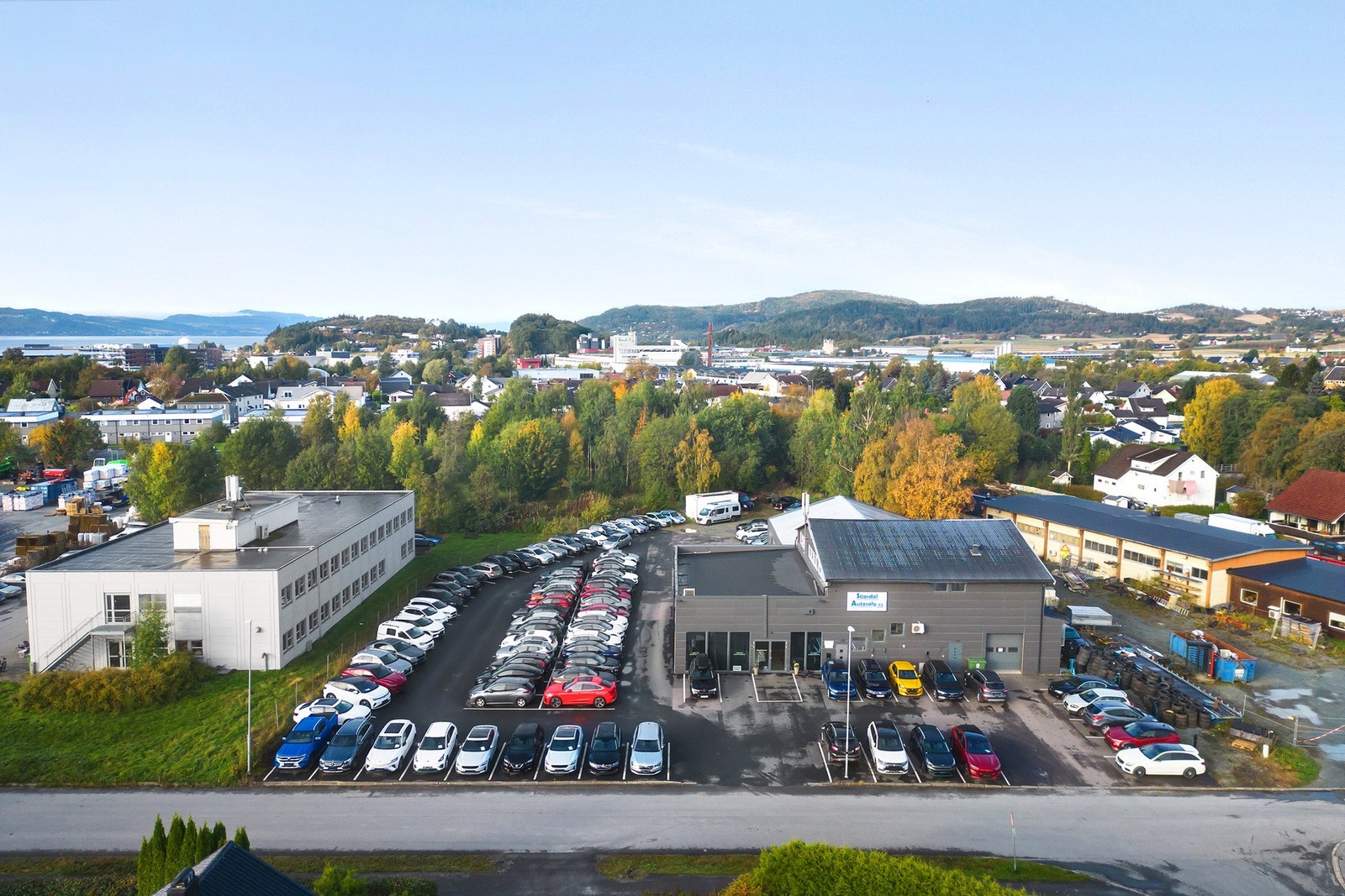 Stort uteareal og verksted, samt kontorlokaler. Galleribilde