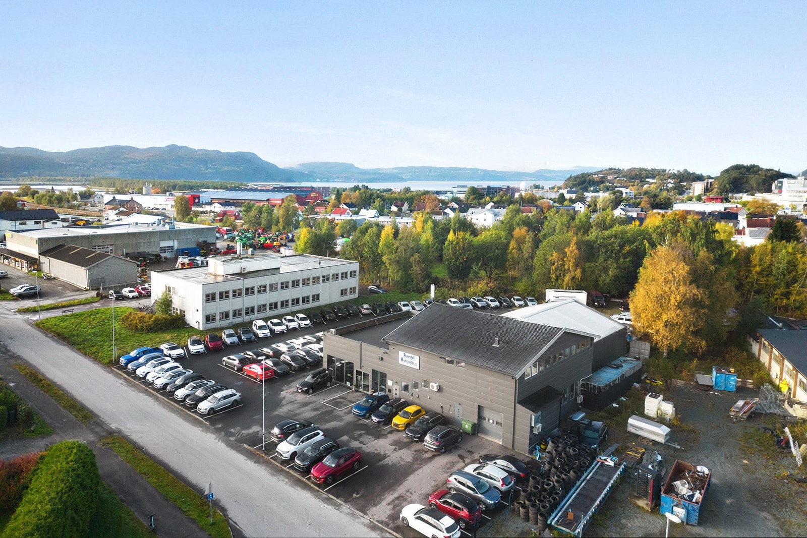 Sentral beliggenhet - store arealer til ute parkering og lagring - asfalterte utearealer Galleribilde