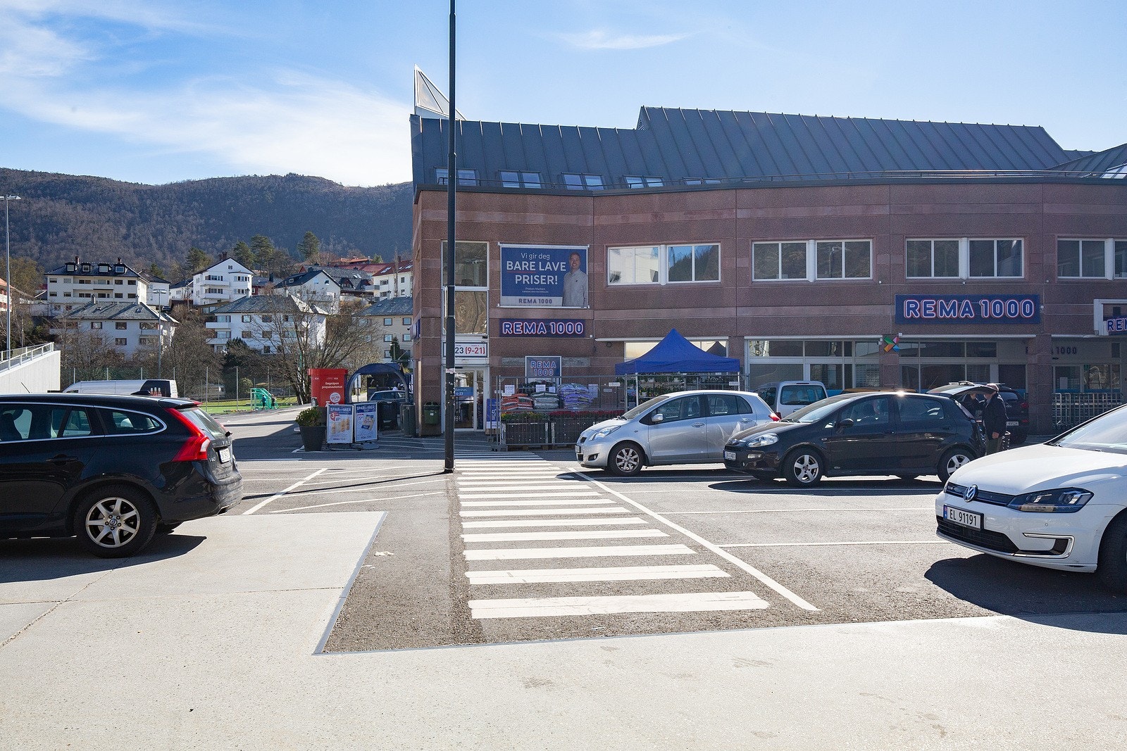 Kort vei til Wergeland med butikker, Apotek, restauranter, SATS og bybane som går til Flesland. Galleribilde