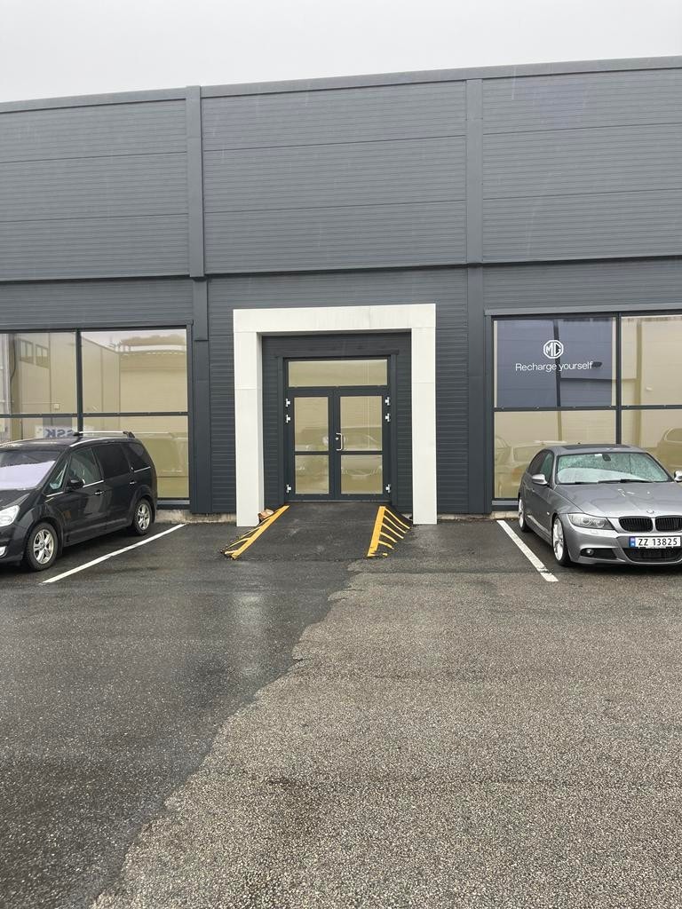 Hovedinngang på byggets langside Galleribilde