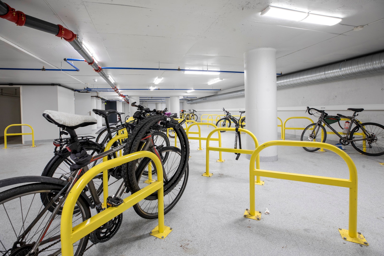Sykkelparkering i byggets underetasje Galleribilde