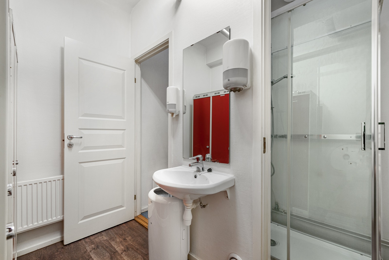 Garderobe med toalett rom og dusjrom Galleribilde