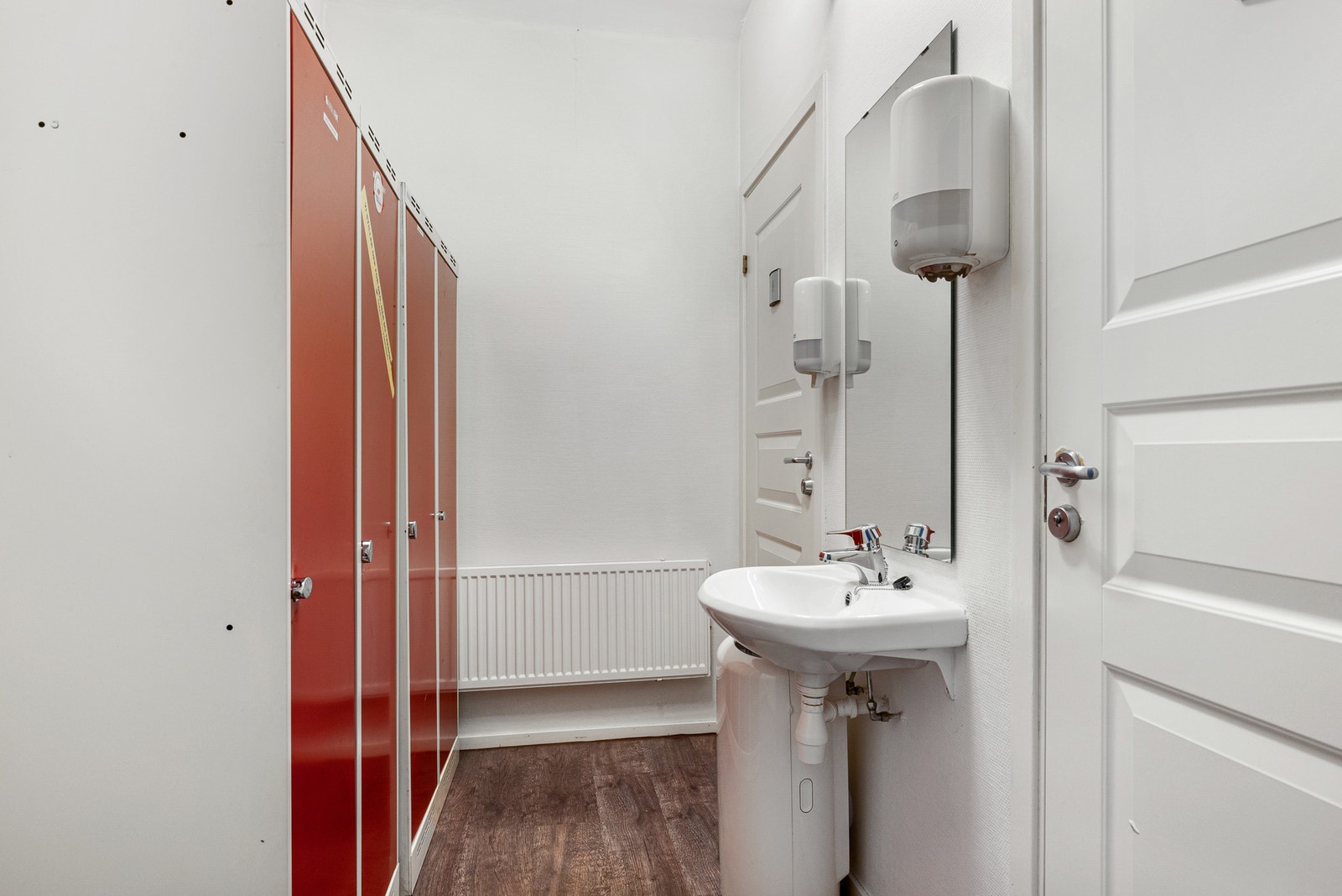 Garderobe med toalett rom og dusjrom Galleribilde